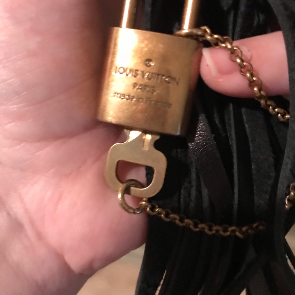 Louis Vuitton Tassel 💕BAG NOT INCLUDED - Picture 5 of 5